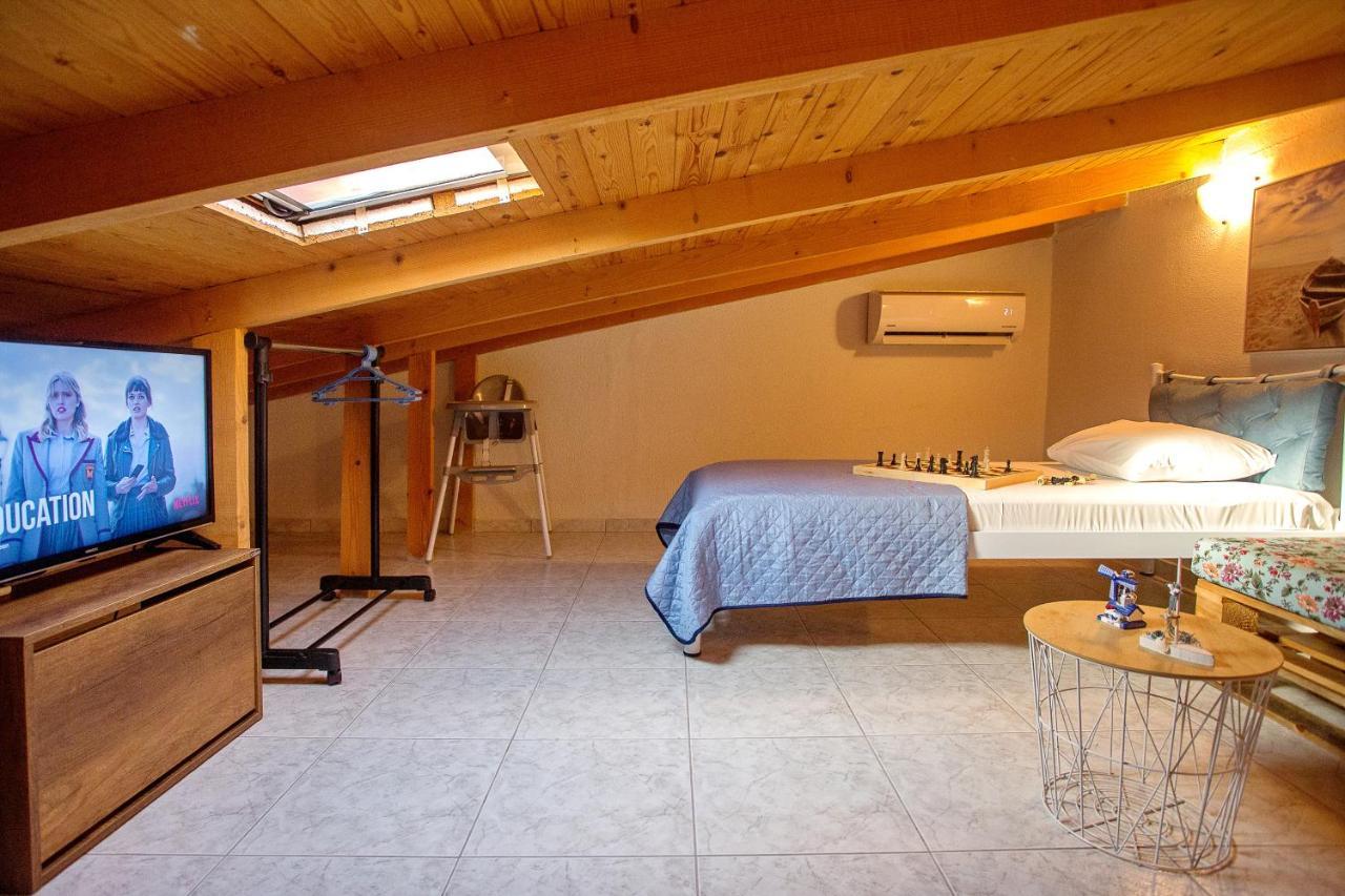 Holiday House Ioanna 2 - Loft Néa Péramos Eksteriør bilde